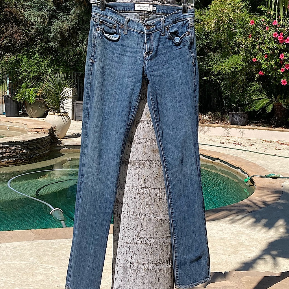 ABERCROMBIE Erin Straight Leg Stretch Jeans